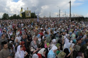 Многолюдный крестный ход переходит Канавинский мост через Оку. Фото с сайта Нижегородской епархии